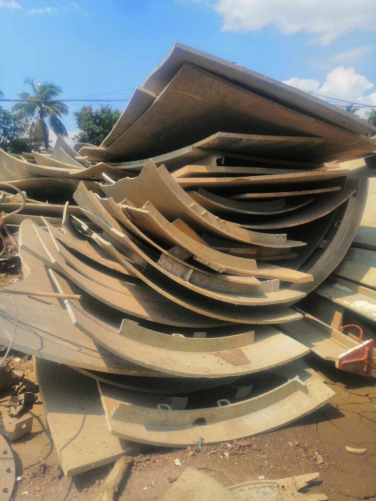 Curved aluminum plates suitable for hull or tank applications